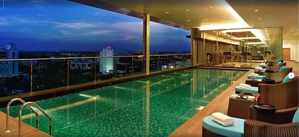 Vivanta Kolkata Em Bypass Zewnętrze zdjęcie The pool at the 39th floor