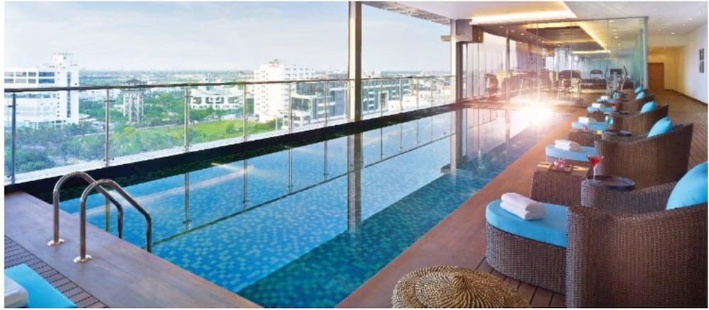 Vivanta Kolkata Em Bypass Zewnętrze zdjęcie The swimming pool at the 10th floor