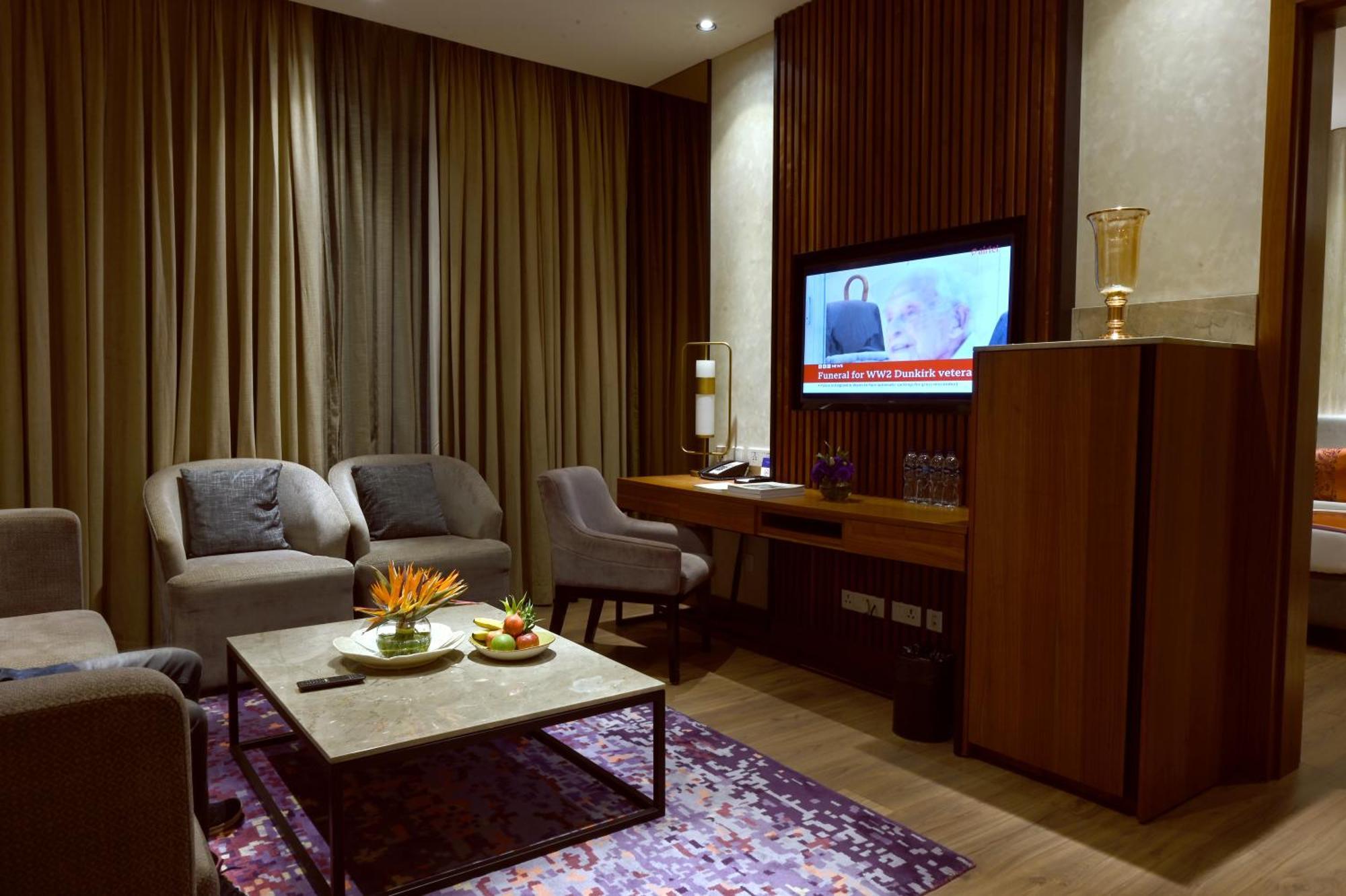 Vivanta Kolkata Em Bypass Zewnętrze zdjęcie Living room of a suite at the hotel