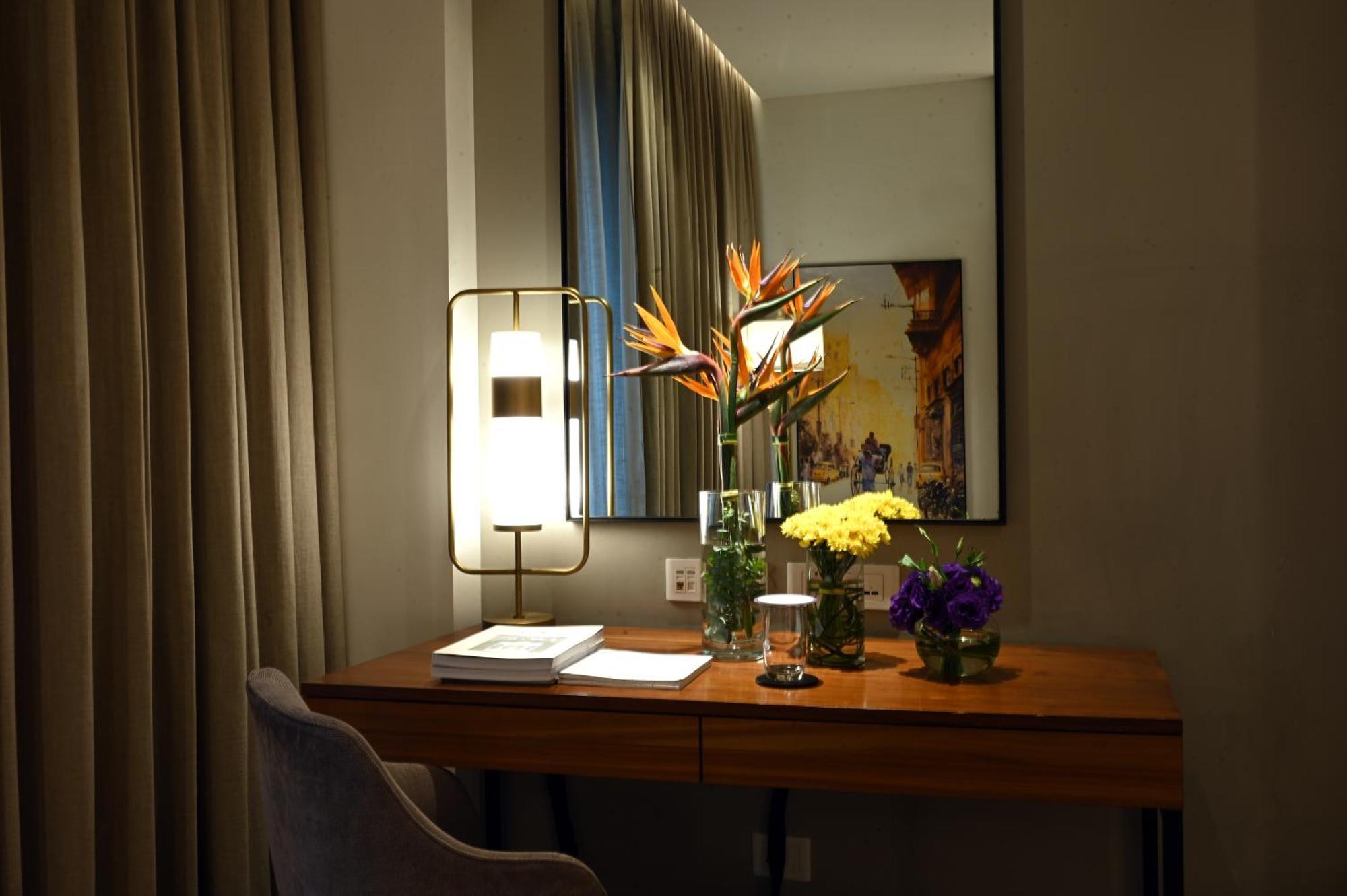 Vivanta Kolkata Em Bypass Zewnętrze zdjęcie A desk in a hotel room
