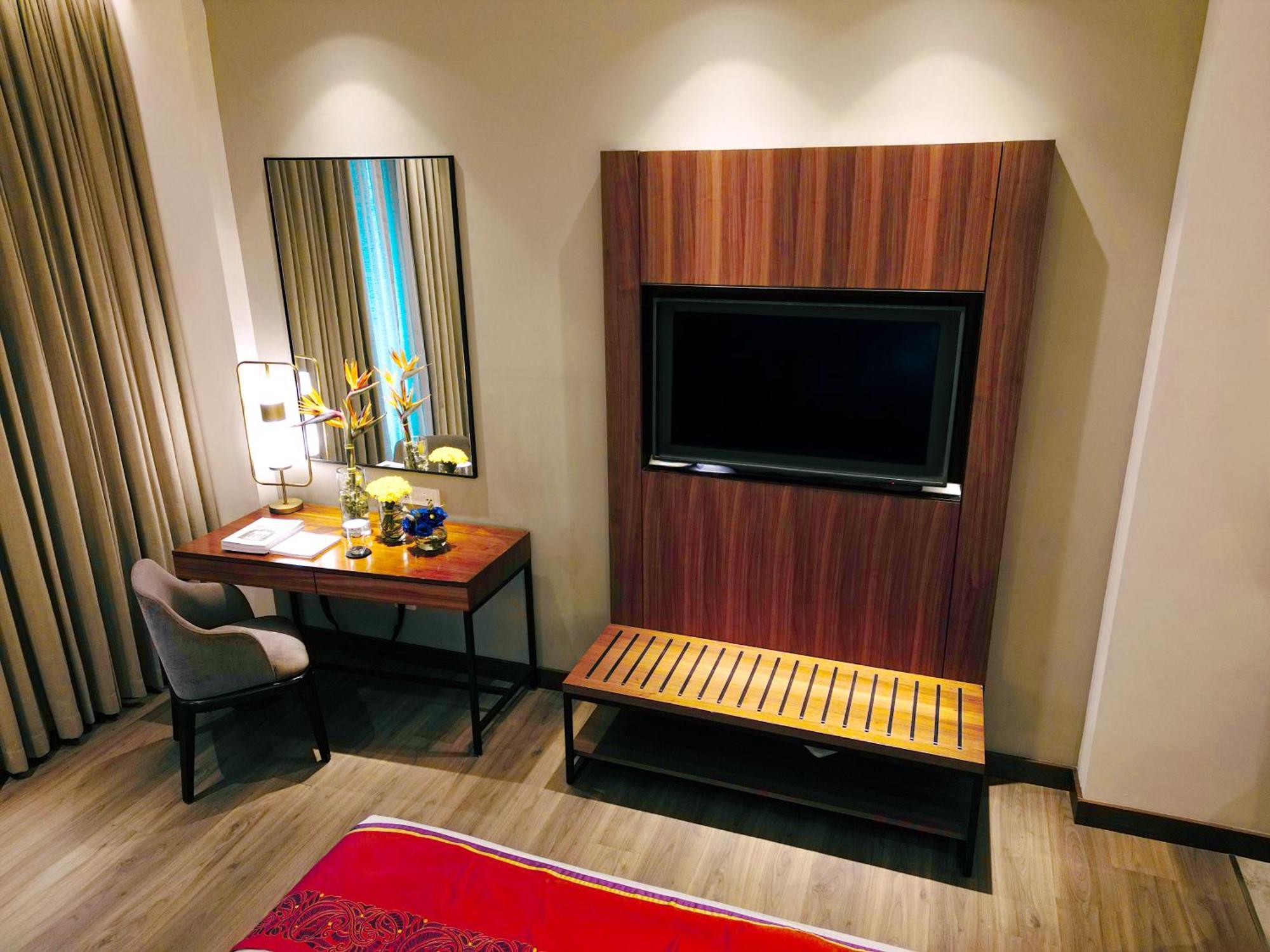 Vivanta Kolkata Em Bypass Zewnętrze zdjęcie A television in a hotel room