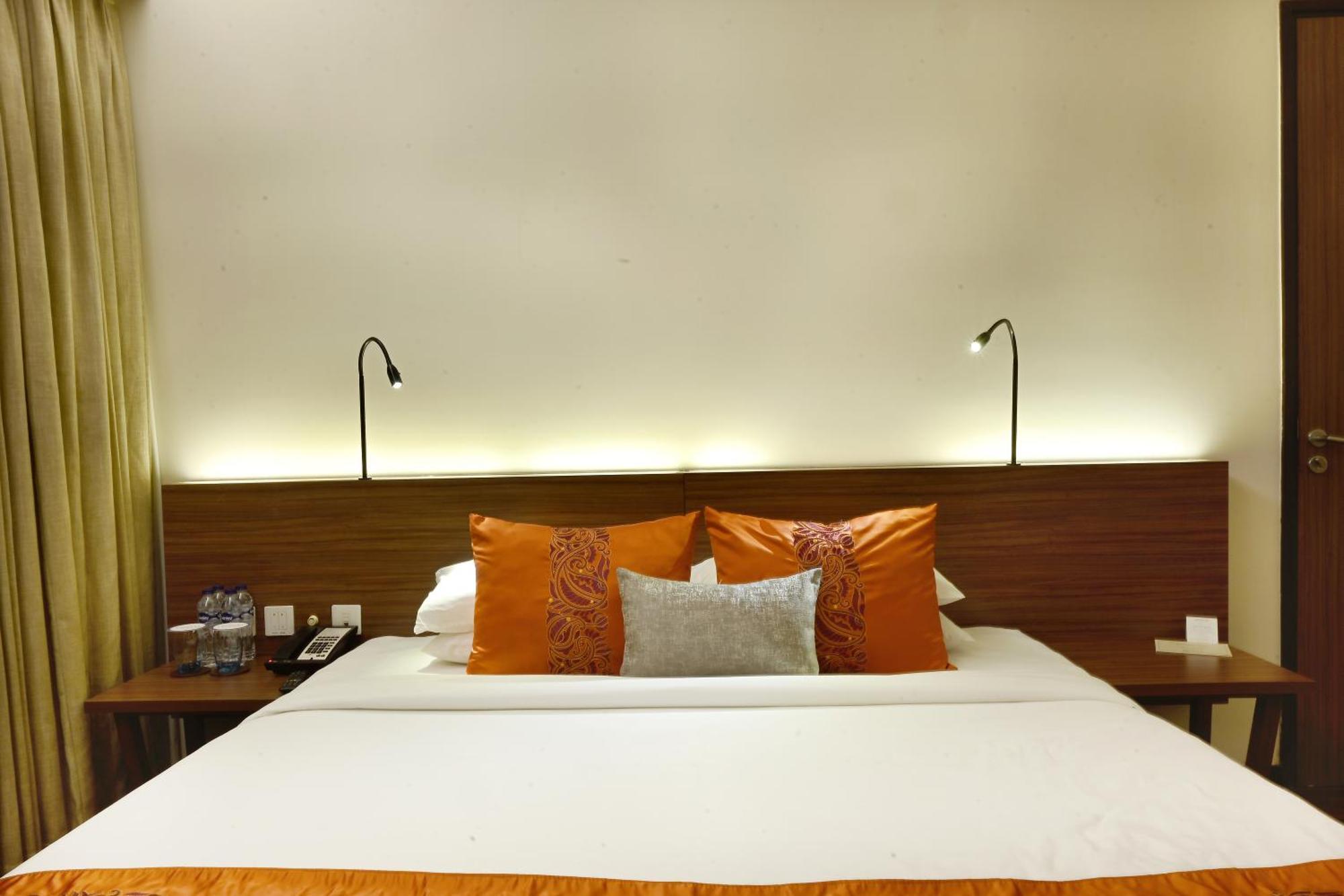 Vivanta Kolkata Em Bypass Zewnętrze zdjęcie A bed in a hotel room