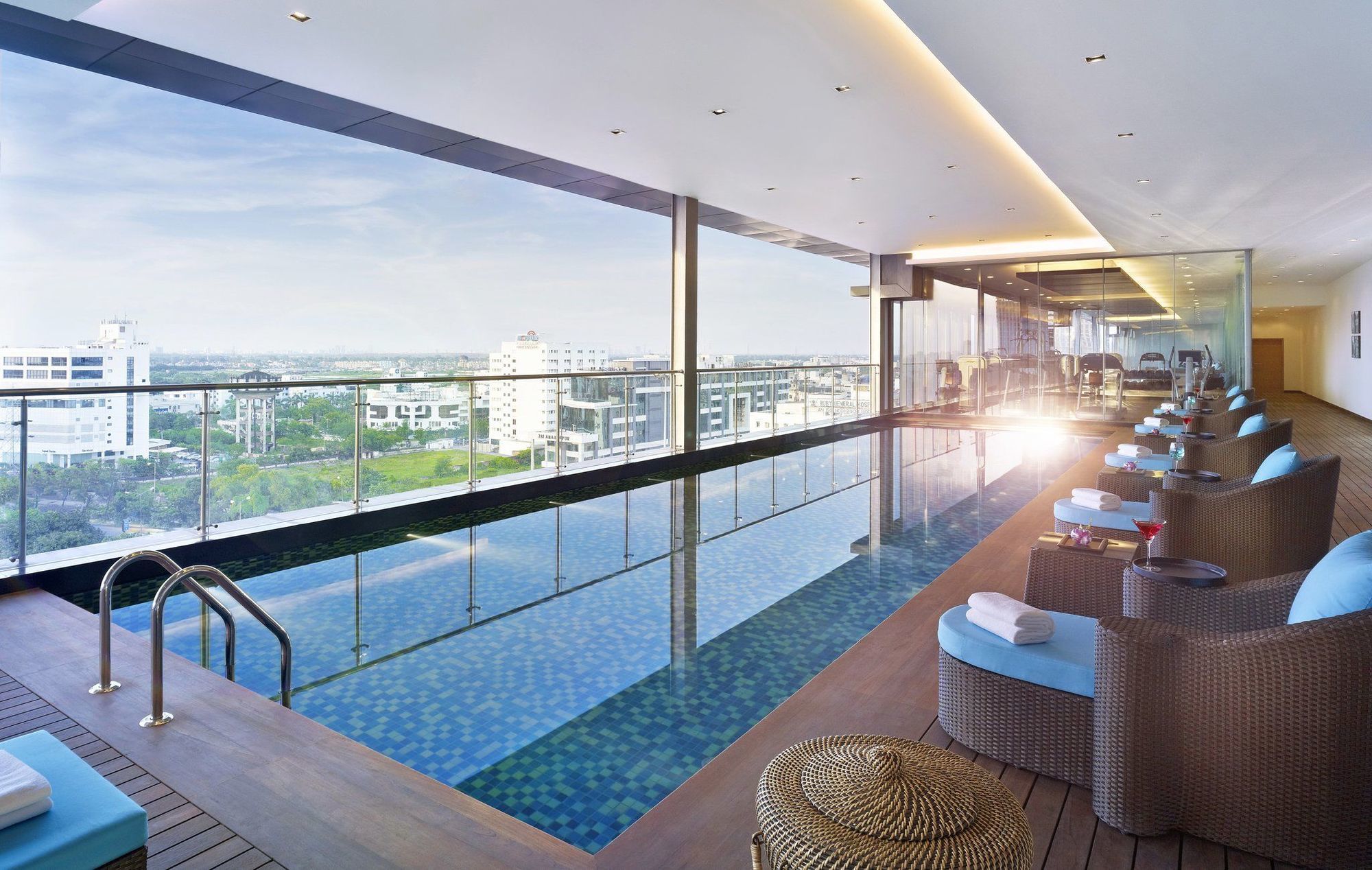 Vivanta Kolkata Em Bypass Udogodnienia zdjęcie The pool at the 360° Sky Lounge