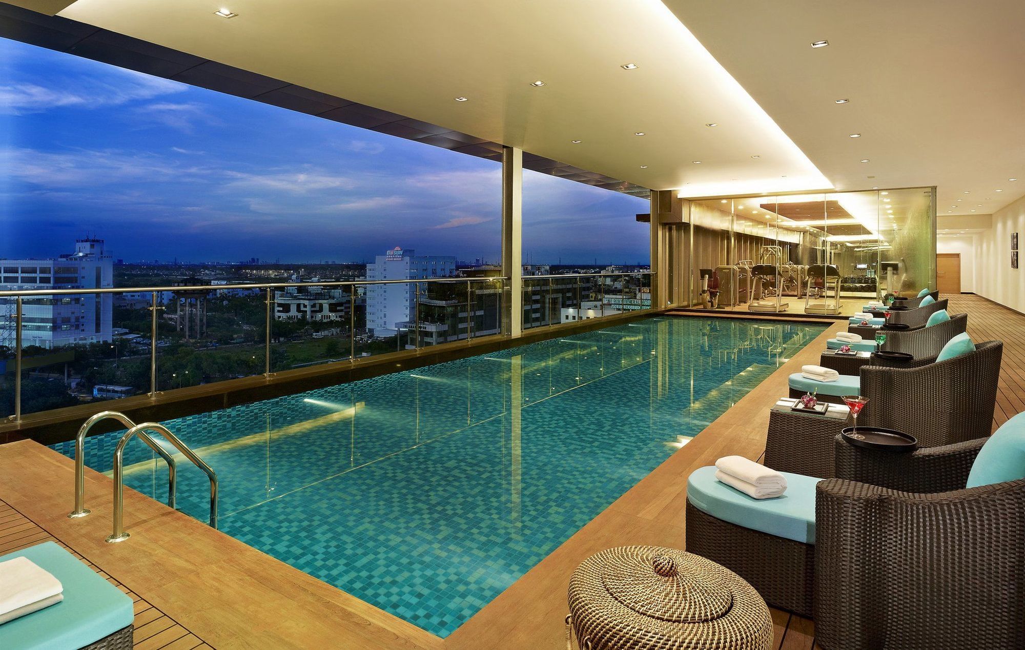 Vivanta Kolkata Em Bypass Udogodnienia zdjęcie The pool at the hotel
