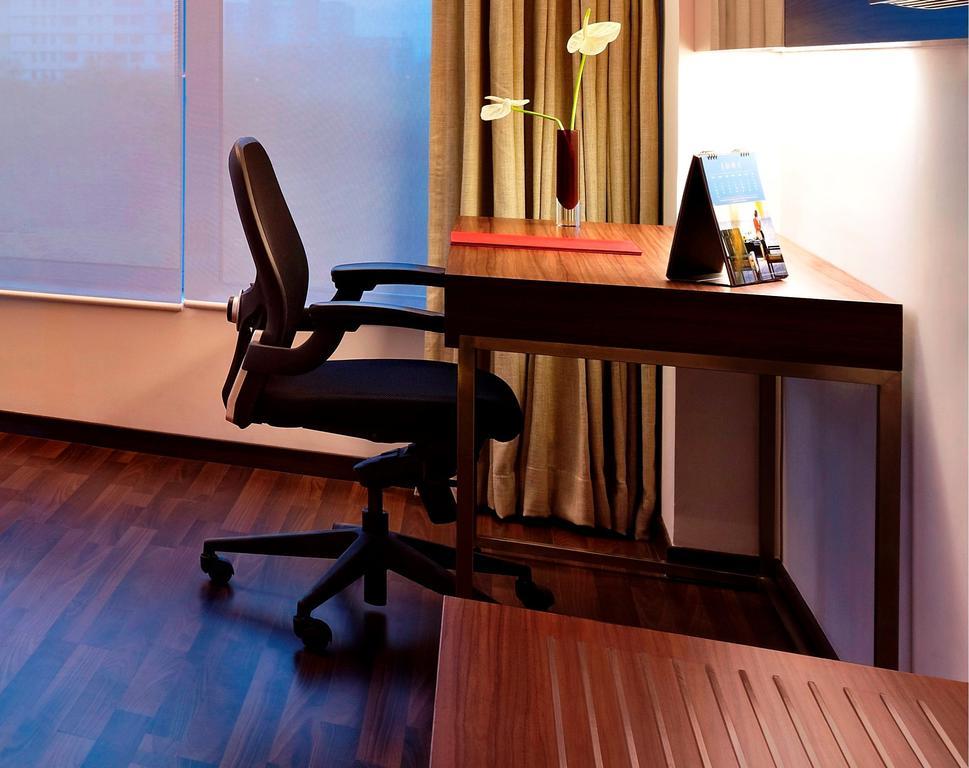 Vivanta Kolkata Em Bypass Pokój zdjęcie A typical office chair